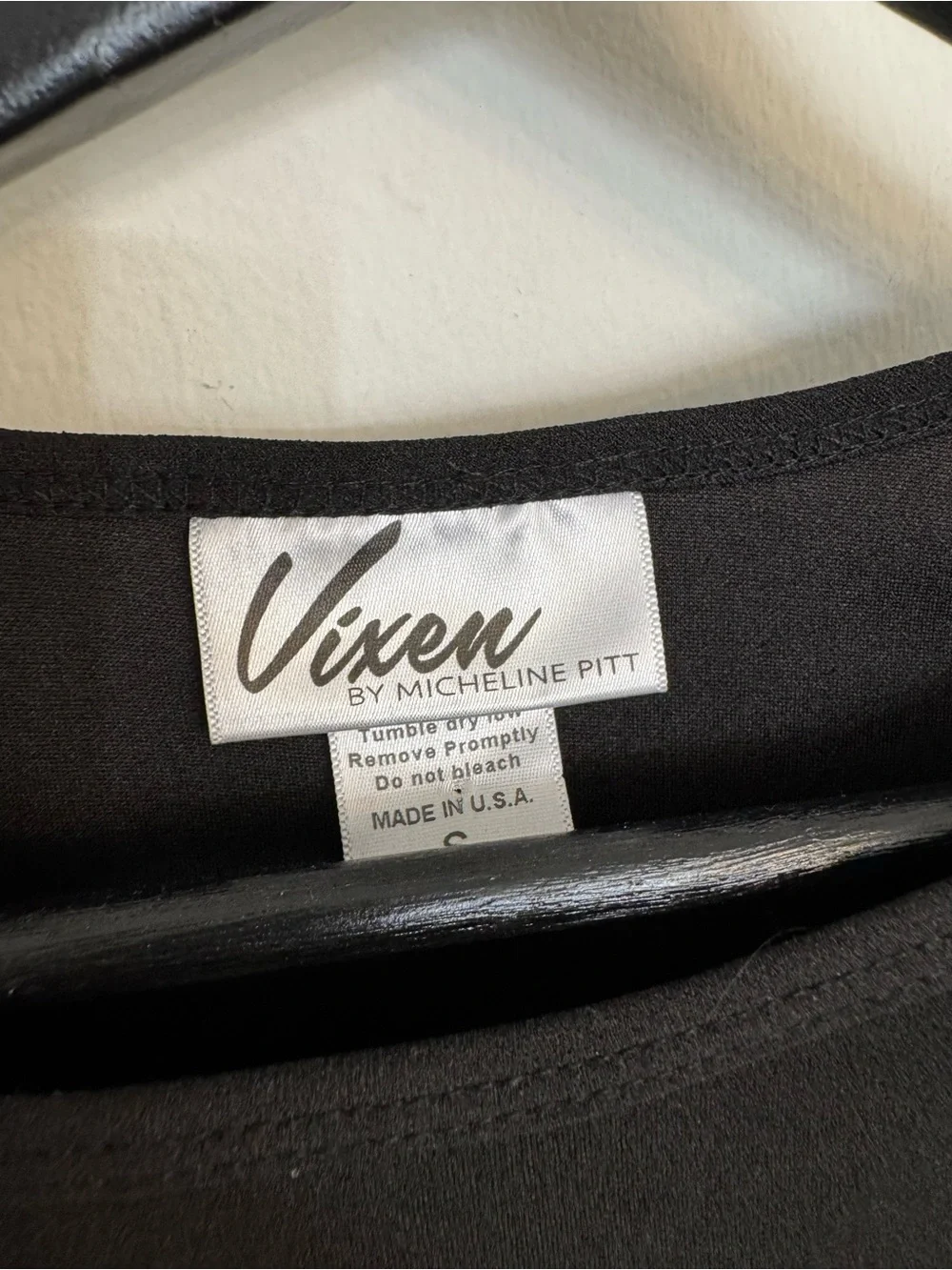 Vixen by Micheline Pitt Black Boatneck 3/4 Sleeve Top - Picture 2 of 2
